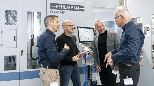 Escha, Fehlmann, Gibas und Evomecs arbeiteten von Anfang an eng zusammen, um die technischen, organisatorischen und digitalen Anforderungen optimal aufeinander abzustimmen. V. l. n. r.: Alain Strebel (Verkaufsleiter Nord-Europa, Fehlmann), Benjamin Unruh (Projektmanager, Escha), Enrico Akkerman (CCO, Gibas) und Peter Potjans (Fehlmann).(Bild:  Fehlmann)