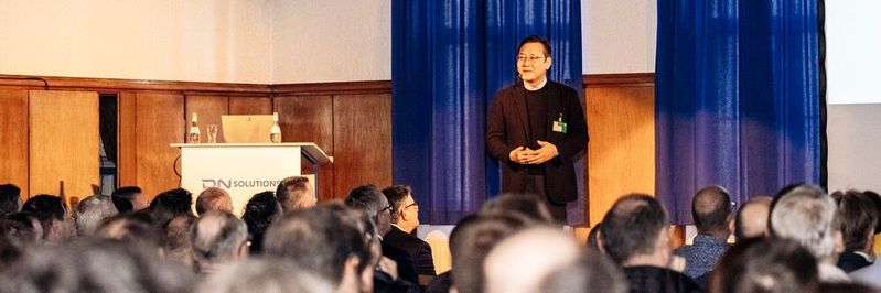 Won-jong Kim informiert die HELLER-Mitarbeitenden über den erfolgreichen Abschluss der Übernahme und erläutert die Synergien der neuen Partnerschaft mit DN Solutions.(Bild:  DN Solutions)