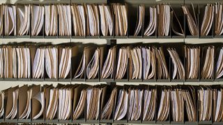 M-Files schlägt die digitale Brücke: die Unabhängigkeit von Frontend und Backend erlaubt zentrale Services; die intelligente, kontext-basierte Datenverarbeitung ersetzt manuelle Prozesse.  (© hd-design - stock.adobe.com)