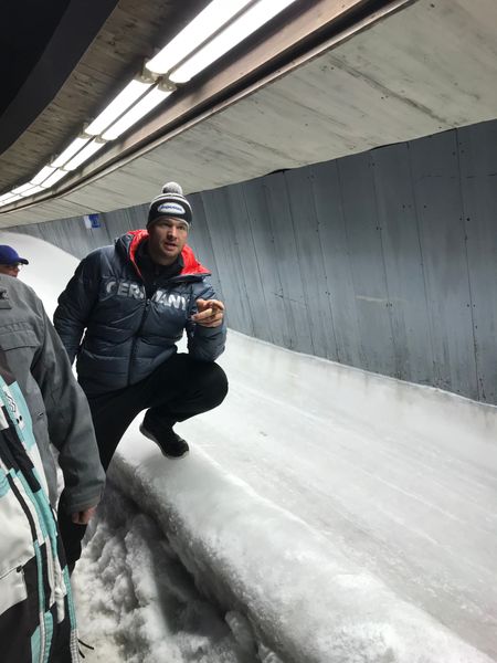 Europameister Johannes Lochner erklärt den Teilnehmern die Tücken der Bahn. (Vogel IT-Medien GmbH)