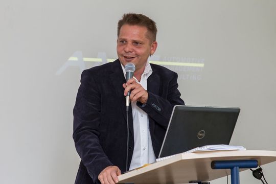 Rainer Kurek ist geschäftsführender Gesellschafter der Automotive Management Consulting GmbH, kurz AMC.(Bild:  Rainer Hofmann Photodesign/AMC)