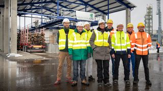 Von links: Knuth Schüler, Landesforstbetrieb Sachsen-Anhalt; Philipp Mücke, Project lead wood sourcing CEWS, UPM; Jakob Schmid, Senior Manager supply chain &amp; sales CEWS, UPM; Sonja Escherich, Manager supply chain planning and execution UPM Biochemicals; Frank Sander, Team Infra Leuna; Andreas Meggendorfer, Director supply chain and sourcing, UPM Biochemicals; Falko Hacker, Team Infra Leuna; Christian Schlunk, Team Infra Leuna (Bild: Tilo Weiskopf / UPM)