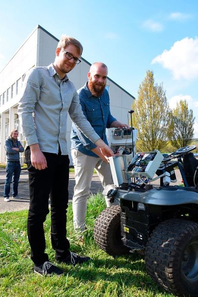 GPS-gestützte Steuerung, Sensoren und Aktoren, Display und Software waren die wesentlichen Zutaten für den intelligenten Traktor. (TH Bingen)