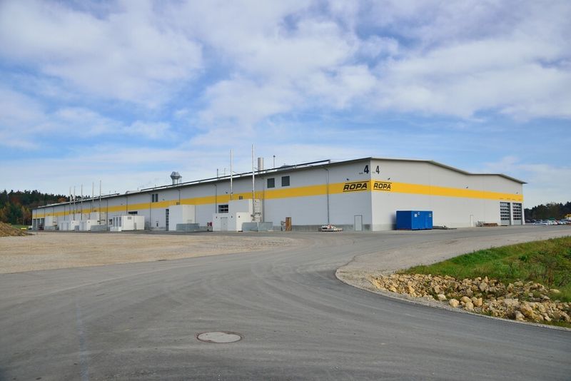 Mit den neu errichteten, 2,7 ha umfassenden Werkshallen für das Montagewerk hat Ropa ... (Bild: Ropa)