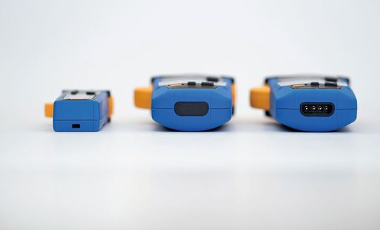 Äußerlich sind die beiden Modelle CM4002 und CM4003 (mitte und rechts) identisch. Ein speziellies Adapterkabel lässt sich an der Unterseite anschließen und es wandelt den den 4-poligen Anschluss des CM4003 um.(Bild:  Hioki)