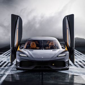 Der Gemera bietet ein für Koenigsegg neuartiges Scheinwerferdesign.(Bild:  Koenigsegg)