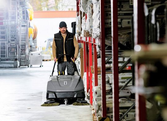 Einen gut manövrierbaren Saubermann für Lagerumgebungen et cetera bietet Kärcher mit dem batteriebetriebenen Nachläufer-Kehrsystem KM 85/50 W Bp. Was der alles kann, verrät dieser Beitrag. Einen gut manövrierbaren Saubermann für Lagerumgebungen et cetera bietet Kärcher mit dem batteriebetriebenen Nachläufer-Kehrsystem KM 85/50 W Bp. Was der alles kann, verrät dieser Beitrag.