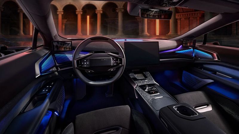 Das Cockpit bietet einen großen Touchscreen und zwei Displays für die digitalen Außenspiegel. (Bild: Hiphi)