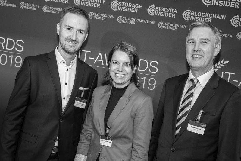 Gruppenbild mit Dame: Christan Kratzer von Rohde & Schwarz Cybersecurity mit Helen Wohlfarth-Kuhn und Alfred Vöhringer (beide T-Systems) mit  (v.l.n.r.) (artful rooms / Vogel IT-Medien GmbH)