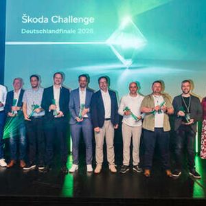 Beim Deutschlandfinale der Skoda Challenge 2026 zeichnete Frank Barwasser, Sprecher der Geschäftsführung von Škoda Auto Deutschland (8. v.l.) die Sieger der acht Kategorien aus.(Bild:  Skoda Auto Deutschland)