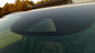 Herkömmliche Frontkameras erfassen den Bereich vor dem Fahrzeug. Eine neue Kamera soll bald um die Ecke schauen können. (Thomas Günnel/Automobil Industrie)