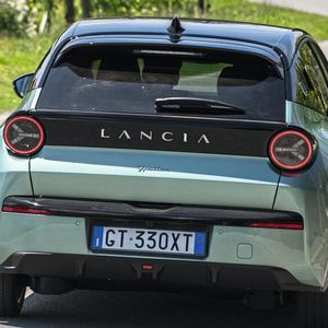 Die runden Rückleuchten mit liegendem „Y“ erinnern an große Lancia-Zeiten.(Bild:  Lancia)