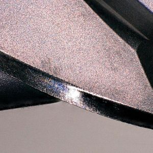 Ein scharfer Blick auf die scharfe Schneidkante eines CVD-beschichteten Werkzeugs nach der Bearbeitung mit dem Rollomatic-Laserschärfsystem.