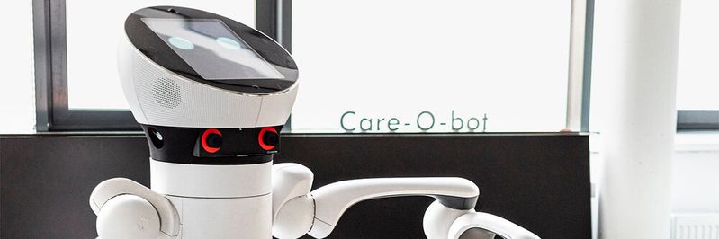 Das Fraunhofer IPA hat neue Softwaretechnologien entwickelt, mit denen der Serviceroboter Care-O-bot 4 beispielsweise verschiedene Objekte wahrnehmen und den Nutzer auf diese aufmerksam machen kann. (Bild:  Rainer Bez/Fraunhofer IPA)