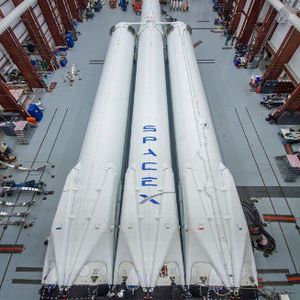 Die Trägerrakete Falcon Heavy soll den roten Tesla zum Mars bringen.(Bild:  Elon Musk)