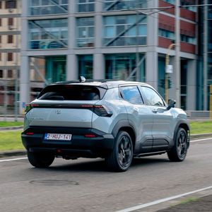 Optisch wirkt der Einstiegs-SUV wie ein rustikaler Abenteurer, der sich in die große Stadt verirrt hat.(Bild:  Toyota)