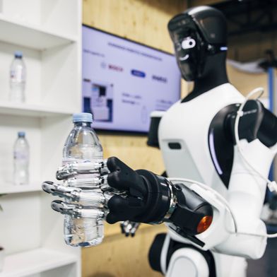 Bosch hat für die Bosch Connected World 2026 zusammen mit seinen Partnern eine Roboterhand auf einem humanoiden Robotersystem integriert. (Bild: Bosch)