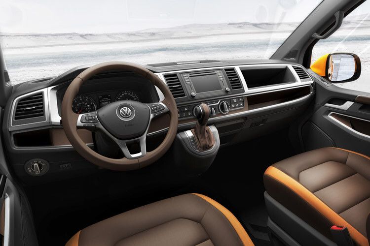 Die monolithische Schalttafel erinnert in Form und schlichter Funktionalität an frühere Modelle des VW Bullis. (Foto: Volkswagen)