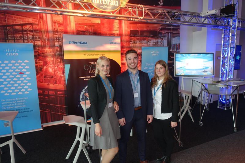 (v. l.) Stefanie Hofmann mit ihren Kollegen  Florian Prussog und Katharina Pfau (Tech Data). (Bild: IT-BUSINESS)