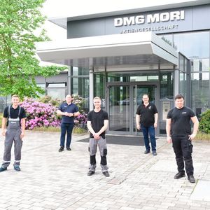 Insgesamt sechs Fachkräfte schafften es ins Finalle – Gruppe 1 (v.l.): Samuel Zelmer (Gildemeister Drehmaschinen), Tobias Leimbach (Jurymitglied Worldskills Germany), Tim-Justin Grosser (ARI-Armaturen), Hanno Hapke (Bundestrainer CNC-Drehen Worldskills Germany) und Alexander Laigle (ARI-Armaturen).