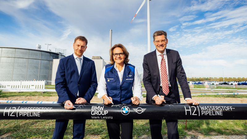 Baustart der Wasserstoff-Pipeline im BMW Group Werk Leipzig: Michael Kretschmer, Ministerpräsident Freistaat Sachsen; Petra Peterhänsel, Leiterin BMW Group Werk Leipzig und Christian Hirte, Parlamentarischer Staatssekretär beim Bundesminister für Verkehr.(Bild:  BMW)