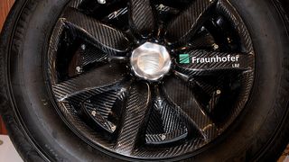 Hohes Leichtbaupotenzial und ein ausgefallenes Design: Das sind die besonderen Merkmale des CFK-Rades aus dem Fraunhofer-LBF.  (Bild: Haubert)