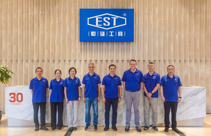 Das Salzburger EST-Team, das Zerspanungspraktikern jetzt mit Rat und Tat zur Seite steht. Von links: Qinsong He, Yaojuan Zhou, Plingli Wang, Ziyi Chen, wieder die CEOs Chen Ziyan und Michael Rimner, sowie Wei Zheng und Haifeng Yao. (Bild: EST)