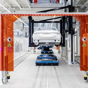 Das Werk, das unter anderem die S-Klasse herstellt, soll Maßstäbe setzen.(Bild:  Mercedes-Benz)