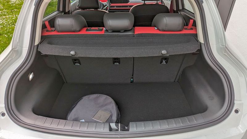 8. Zu kleiner Kofferraum: Mit 4,25 Metern Länge ist der Ora trotz seiner Kulleraugen-Optik kein Kleinwagen mehr, sondern gehört eigentlich in die Kompaktklasse. Der Kofferraum ist mit lediglich 228 Litern allerdings ziemlich klein.  (Bild: Rosenow – VCG)