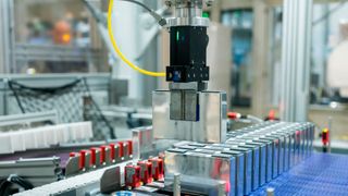 Das Lackieren von Batteriezellen bei BMW in Leipzig. (Bild: Bosch)