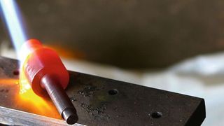 In Härtereien geht es nicht nur darum, dass ein Bauteil am Ende wieder kühl sein muss. Die Sauberkeit der Bauteile spielt bereits während des Prozesses eine entscheidende Rolle. (©patrapee5413 - stock.adobe.com)