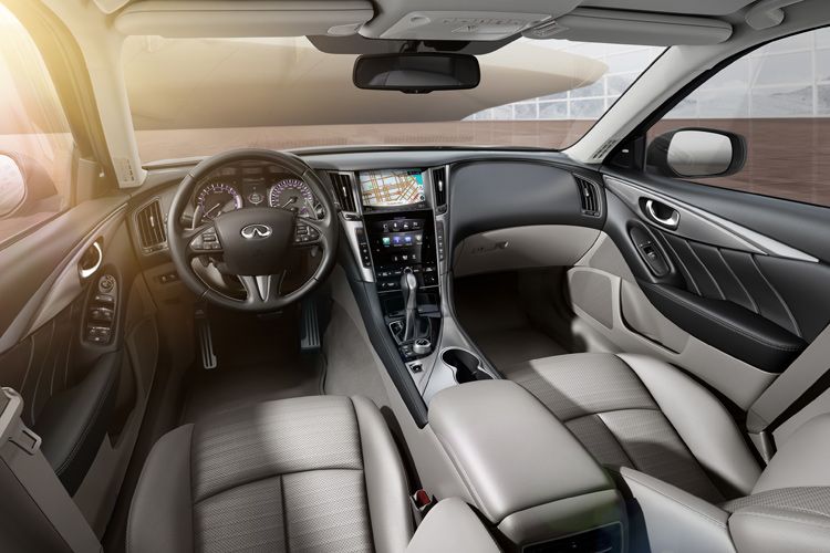 Ein Lenkrad samt Lenksäule ist zwar noch zu sehen. Der Fahrer kann außerdem frei konfigurieren, wie direkt oder komfortabel eingelenkt werden soll und welche Lenkübersetzung er gerne hätte. (Foto: Infiniti)