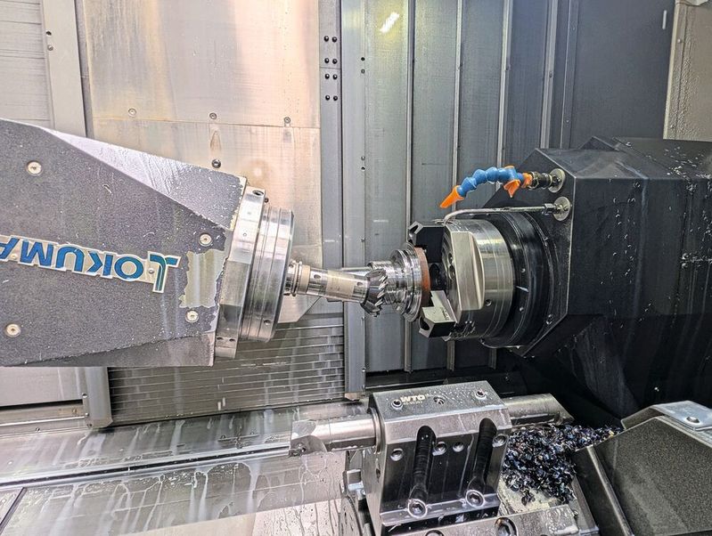 Die Okuma Multus U3000 dient HKS zur Zusammenführung bestehender Bearbeitungsschritte sowie als Plattform für die Erprobung neuer Bearbeitungsverfahren wie Power Skiving.(Bild:  Okuma Deutschland GmbH)