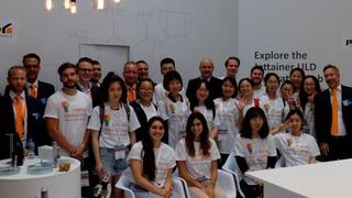 Studenten der Tongji-Universität, die am Think-A-Thon teilnehmen, umrahmt von Jettainer-Vertretern am Messestand. (Jettainer)