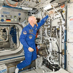 L'astronaute de l'ESA Alexander Gerst installe le « Electromagnetic Levitator » (EML) à bord de l'ISS. C'est sur cet instrument que Alexander Gerst a ensuite réalisé les essais de l'EMPA avec des verres métalliques. (Source : NASA)