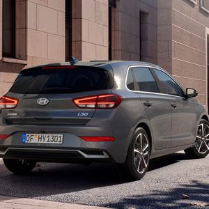 Die Heckleuchten zeichnen sich durch eine markante LED-Lichtgrafik aus.(Bild:  Hyundai)