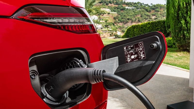 Die große Zeit der Plug-in-Hybride ist nach Einschätzung der Marktforscher von Dataforce vorbei. Reine E-Autos werden immer wichtiger.(Bild:  Mercedes-Benz)