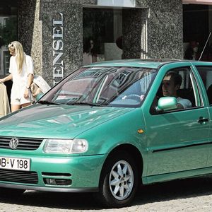 Auch der Polo III (alias Typ 6N) erschien 1994, genauer gesagt im September, und wurde bis zum Oktober 2001 gebaut. VW bot ihn mit Ottomotoren von 33 kW (45 PS) bis 92 kW (125 PS) sowie Dieselmotoren von 42 kW (57 PS) bis 81 kW (110 PS) an. Neben einem Fünfgangschaltgetriebe gab es auch eine Vierstufen-Automatik. Karosserieseitig gab es die dritte Polo-Generation als Drei- und erstmals auch als Fünftürer. Ab November 1995 war zudem eine „Classic“ genannte Stufenheckversion und ab März 1997 erstmals eine Kombivariante mit der Traditionsbezeichnung Variant erhältlich.(Bild:  Hersteller)