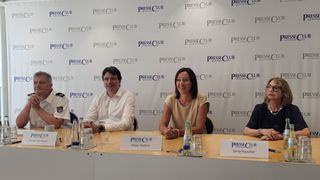 Teilnehmer der Podiumsdiskussion im Presseclub München (v.l.n.r.): Dr. Jörg Ochs (Zoll), Florian von Brunn (MdBL), Eileen Walther (Northwave Cyber Security) und Silvia Reischer (cyberintelligence.institute)
 (Bild: Milk & Honey PR)