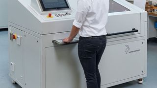 Poppe + Potthoff legen einen Fakuma-Schwerpunkt auf diesen Berstdruck-Prüfstand für Kunststoffkomponenten, der sich durch sein schnelle Arbeitsweise auszeichnen soll. (Poppe + Potthoff)