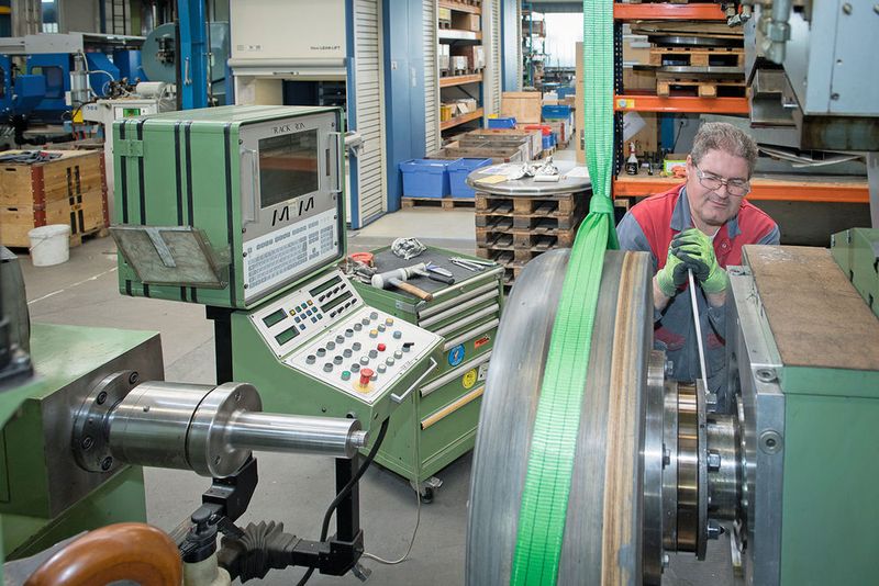 Metalldrücken ist ein Verfahren, das enormes Know-how benötigt, um die Blechronden in ihre gewünschte Form zu drücken. Metalldrücken ist ein spezifisches Blechumformverfahren, das die Heggli & Gubler AG perfektioniert hat. (Thomas Entzeroth)