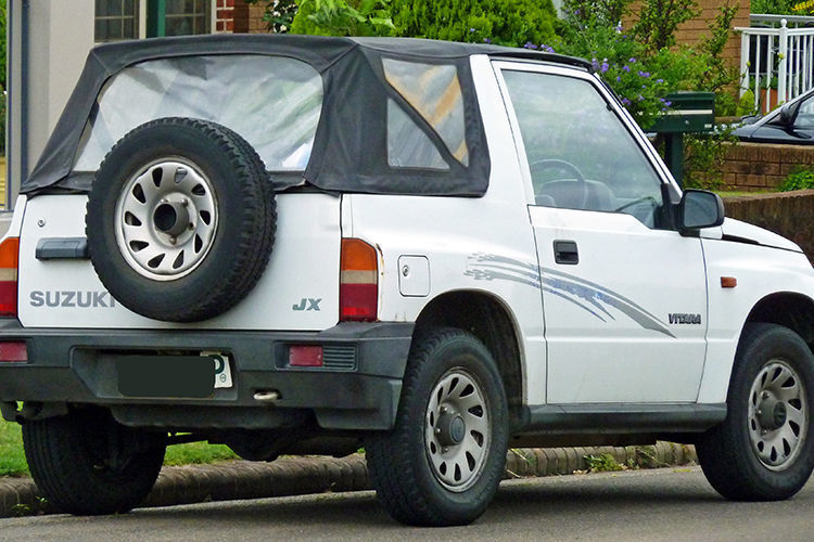 Auf den achten Rang schafft es der Suzuki Vitara (2.417 Euro), ein Vorreiter der SUV-Welle. Als rundlich-knuffiger Zweisitzer ist der Vitara X-90 sogar im Stufenheck-SUV-Targa-Format zu haben. (gemeinfrei)