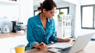 Während Corona ein gewohntes Bild: der Arbeitsplatz in den eigenen vier Wänden. Bundesarbeitsminister Heil will nun einen Rechtsanspruch auf Homeoffice verankern. (©nenetus - stock.adobe.com)