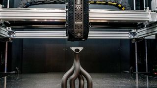 Ein 3D-Drucker bei der Arbeit an einer Art Abgaskrümmer respektive Medienverteilersystem. Das ist wieder so ein komplexes Teil, das in der Rüstung seinen Einsatz findet, weshalb die Mesago Messe Frankfurt der Formnext erstmals einen Defence-Bereich gibt. (Bild: Mesago)
