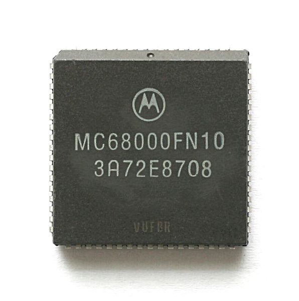 Seit den 1990ern ist der Motorola 68000 auch in den heutzutage viel gebräuchlicheren PLCC-Gehäusen (plastic leadless chip carrier) erhältlich.  (Bild: KL Motorola MC68000 PLCC / Konstantin Lanzet / CC BY-SA 3.0)