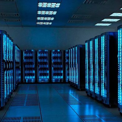 Das ist der Blick in ein modernes Rechenzentrum. Solche Anlagen braucht es immer mehr, weil KI-Anwendungen und andere digitale Funktionen nach Rechenleistung schreien. Deutschland will nun bei der Neuinstallation solcher Rechenzentrem kräftig aufs Gaspedal treten ... (Bild: Datistec)