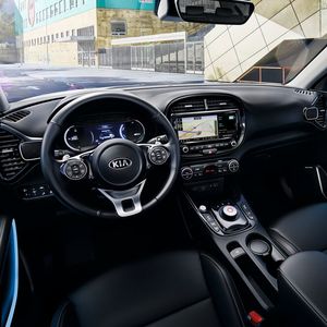 Der Innenraum des neuen Soul bietet LED-Ambientelicht in den Türinnenverkleidungen.(Bild:  Kia)