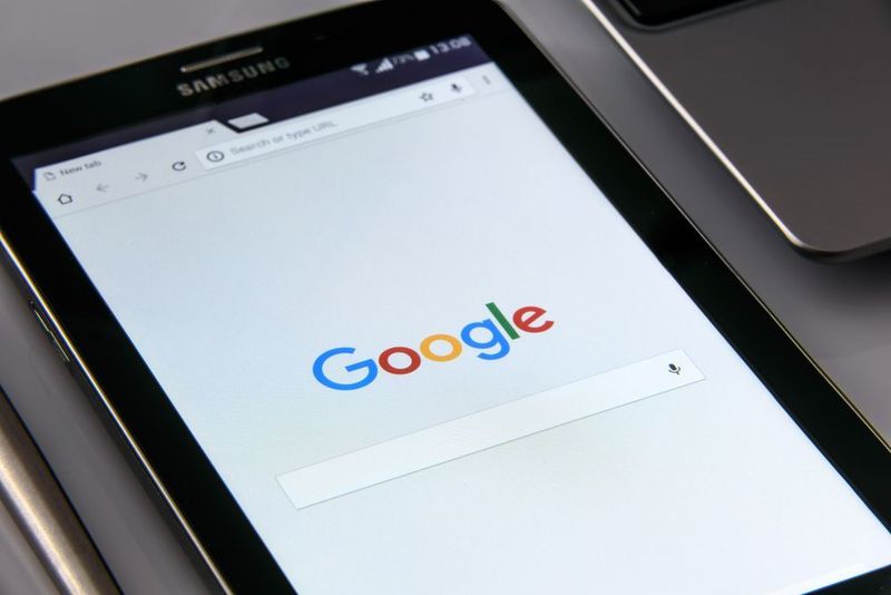 Januar 2019: Die französische Datenschutzbehörde CNIL verhängte ihre erste DSGVO-Buße gegen Google und damit das bisher größte Bußgeld in der Geschichte des europäischen Datenschutzes: 50 Millionen Euro. Die Behörde wirft Google zwei Verstöße gegen die europäische DSGVO vor. Die wesentlichen Datenschutzinformationen seien auf mehrere Dokumente verteilt und könnten so von Laien gar nicht oder nur schwer gefunden werden. Das verstoße gegen das Prinzip der Transparenz.Des Weiteren sind die Angaben von Google, selbst wenn sie komplett aufgefunden wurden, zu ungenau, um dem Nutzer wirkliche Informationen über die Zwecke der Datenerhebung zu vermitteln. Darüber hinaus seien die Einstellungsfunktionen für personalisierte Werbung illegal. Die Beschwerde wurde von der Organisation Noyb und von der französischen Organisation La Quadrature du Net eingereicht. Neben dem aktuellen Vorgehen gegen Google hat Noyb kürzlich auch gegen große Streaming-Dienste wie Netflix, Apple Music, Amazon Prime und Spotify ähnliche Beschwerden eingereicht. Die Sanktionen könnten dabei theoretisch noch höher ausfallen als 50 Millionen Euro, da bis zu zwei Prozent des weltweit erzielten Jahresumsatzes als Strafmaß möglich sind. (gemeinfrei)