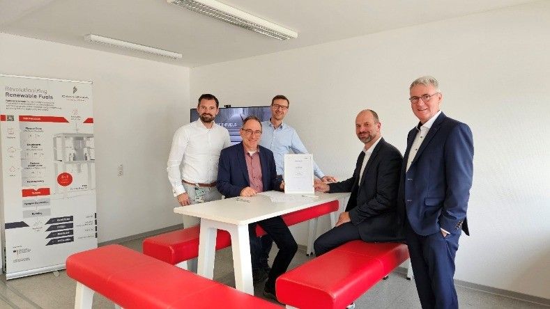 Siemens and Caphenia sign the partnership agreement. From left to right: Nicky Ahnert, Jürgen Giegerich, Frank Knauf (all Siemens), Dr. Mark Misselhorn, Dr. Andreas Waibel (both CAPHENIA(Image: Siemens)