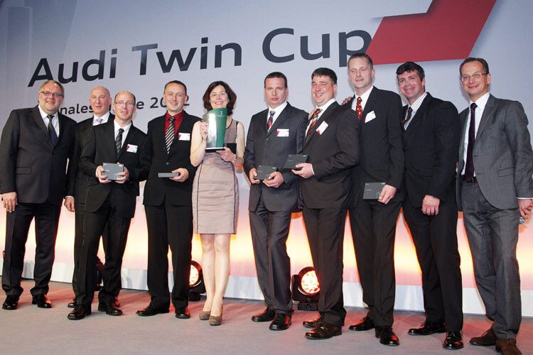 Es gratulierten Bernd Hoffmann, Leiter Vertrieb Kundendienst und Originalteile (1.v.r.), Serviceleiter Walter Briem (2.v.r.), Joachim Bähr, Leiter Service-Strategie und -Entwicklung (1.v.l.) sowie Regionalleiter-Ost Dieter Lemke (2.v.l.). (Foto: Audi)